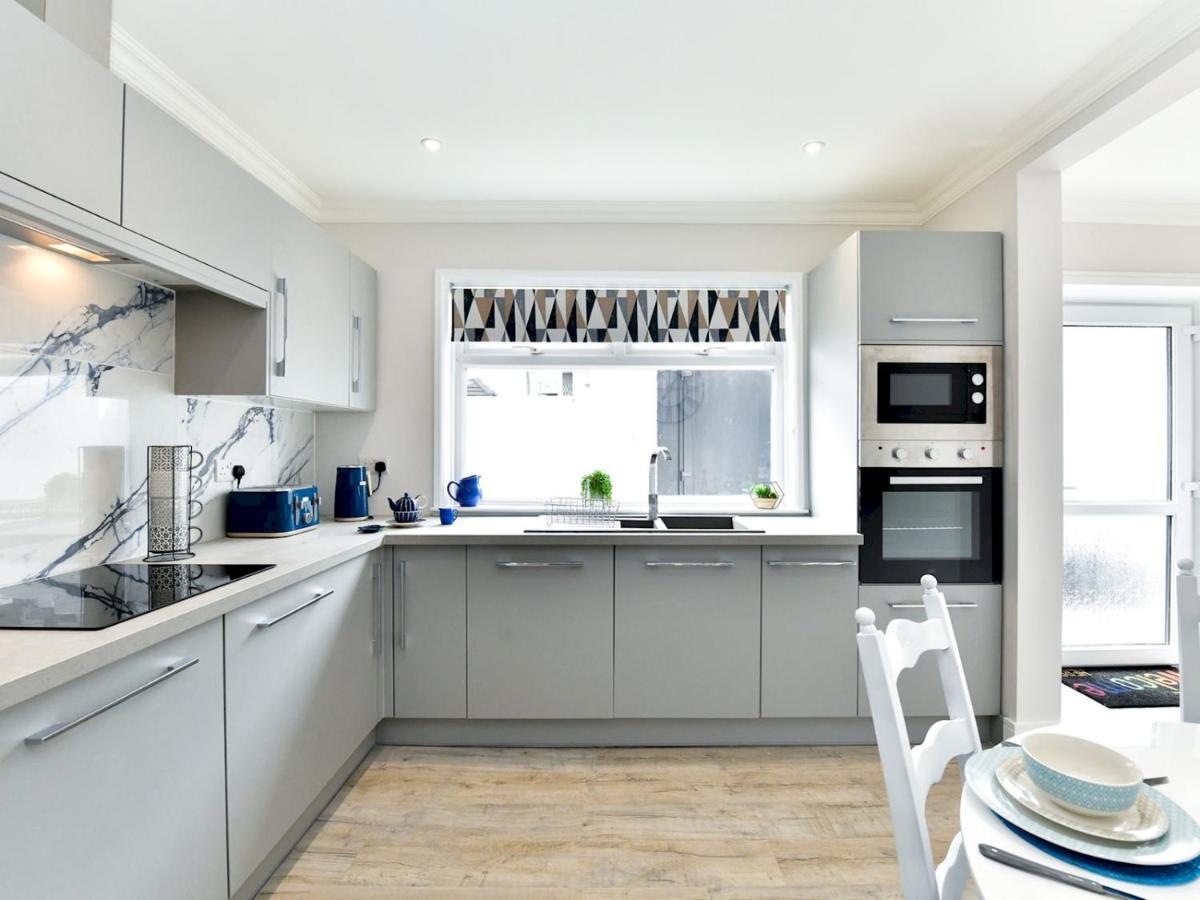 Вилла Pass The Keys Newly Refurbished Modern Bungalow - Pets Welcome Суонси Экстерьер фото